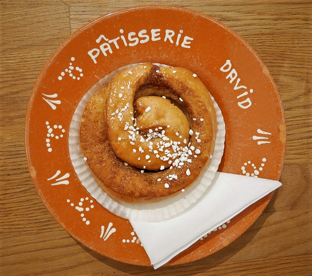 Patisserie David kanelbulle overhead cinnamon bun